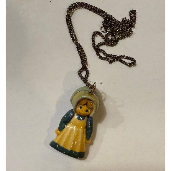 Vtg Prairie Girl Pendant In Blue Bonnet & Blue & White Dress On A Necklace Chain - Picture 10 of 14